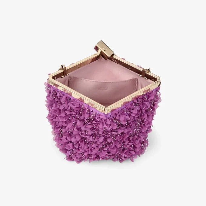 Ganache Violet Orchid satijnen clutch met bloembladborduursel Ganache Violet Orchid satijnen clutch met bloembladborduursel