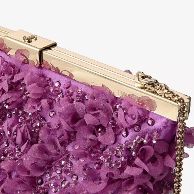 Ganache Violet Orchid satijnen clutch met bloembladborduursel Ganache Violet Orchid satijnen clutch met bloembladborduursel