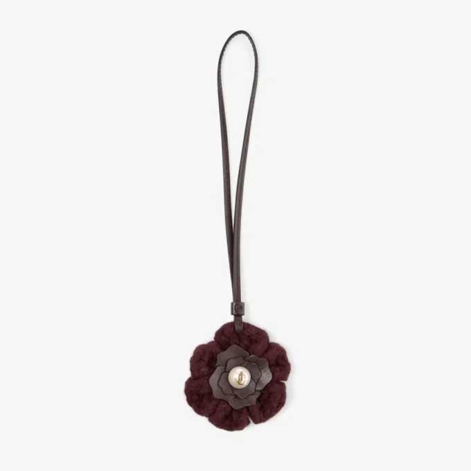 Gebreide bloemenbedel Diep merlotkleurige gebreide wollen bloemenbedel met leren afwerking Gebreide bloemenbedel Diep merlotkleurige gebreide wollen bloemenbedel met leren afwerking