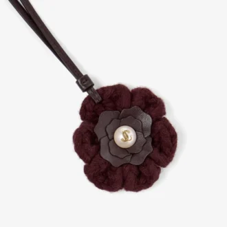Gebreide bloemenbedel Diep merlotkleurige gebreide wollen bloemenbedel met leren afwerking