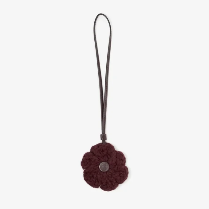 Gebreide bloemenbedel Diep merlotkleurige gebreide wollen bloemenbedel met leren afwerking Gebreide bloemenbedel Diep merlotkleurige gebreide wollen bloemenbedel met leren afwerking