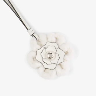 Gebreide bloemenbedel Latte Gebreide wollen bloemenbedel met leren afwerking