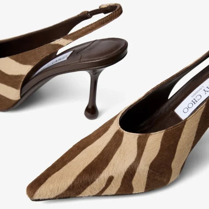 Isa 80 Chocoladebruine ponypumps met zebraprint Isa 80 Chocoladebruine ponypumps met zebraprint