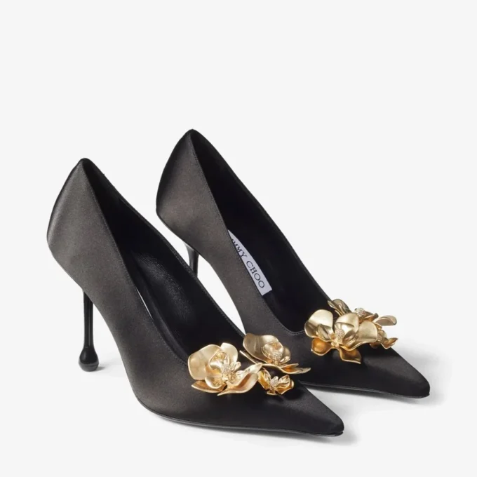 Ixia 95 Zwarte satijnen pumps met bloemen Ixia 95 Zwarte satijnen pumps met bloemen