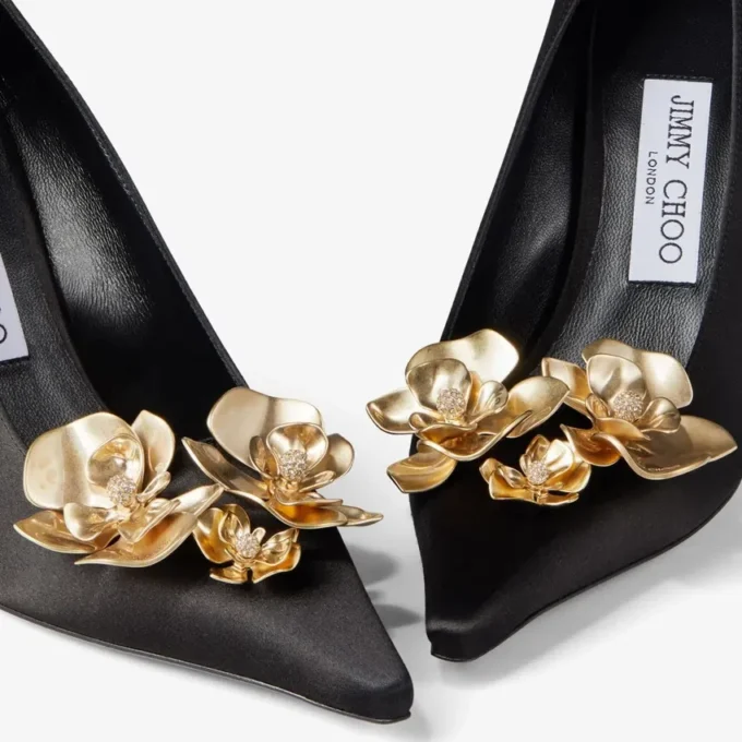 Ixia 95 Zwarte satijnen pumps met bloemen Ixia 95 Zwarte satijnen pumps met bloemen