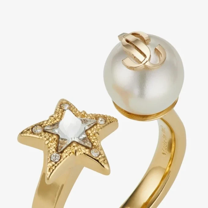 Jc Star Pearl Ring Goudkleurige metalen ring met kristallen ster en parel Jc Star Pearl Ring Goudkleurige metalen ring met kristallen ster en parel