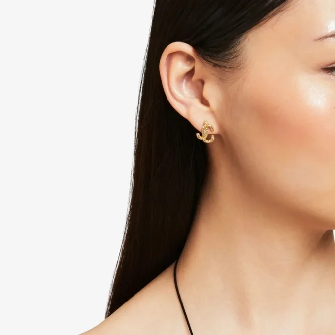 Jc Studs Goudkleurige metalen Jc Stud-oorbellen met Swarovski-kristallen