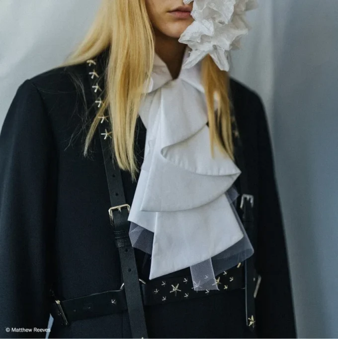 Jimmy Choo Noir Kei Ninomiya Single Star Harness Zwart glad kalfsleren harnas met metalen multi-sterrenversiering
