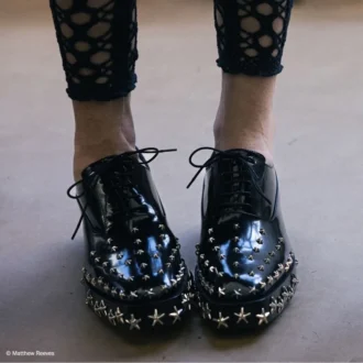 Jimmy Choo Noir Kei Ninomiya Star Schoen Zwarte gepolijste kalfsleren veterschoenen met sterrenversiering