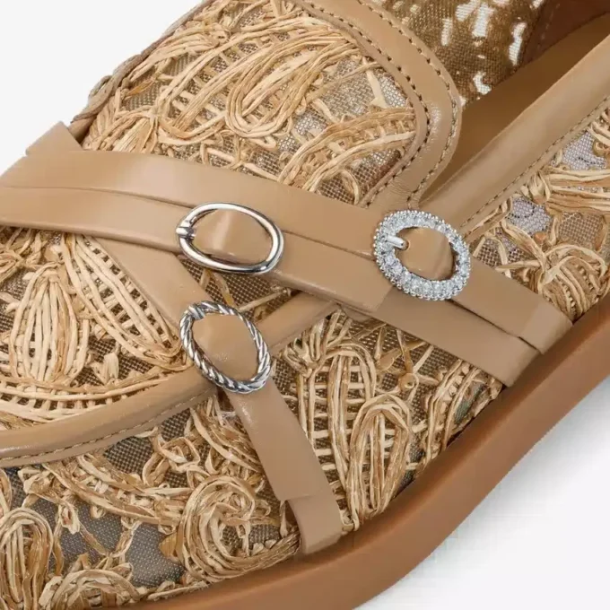 Kalia Loafer Loafers van natuurlijk geweven raffia met bloemenmotief en kalfsleer Kalia Loafer Loafers van natuurlijk geweven raffia met bloemenmotief en kalfsleer