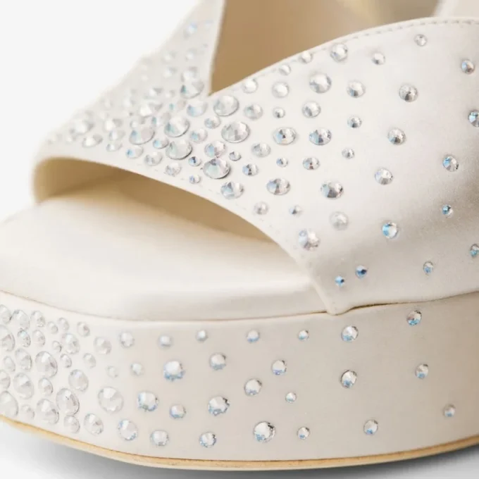 Karli Platform 125 Ivoor Satijnen Kristallen Plateausandalen Karli Platform 125 Ivoor Satijnen Kristallen Plateausandalen