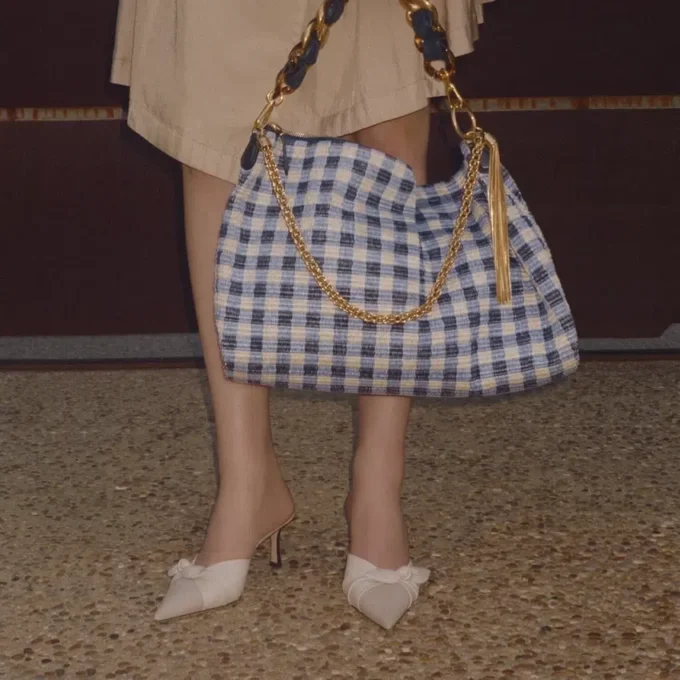 Livi 65 Mules van gemêleerd canvas in amandel- en latte-tinten en zacht handschoenleer met strik van nappaleer Livi 65 Mules van gemêleerd canvas in amandel- en latte-tinten en zacht handschoenleer met strik van nappaleer