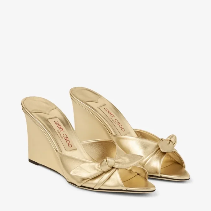 Livi Wedge 85 Goudkleurig metallic nappaleer muiltjes met sleehak en strik Livi Wedge 85 Goudkleurig metallic nappaleer muiltjes met sleehak en strik