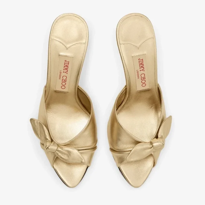 Livi Wedge 85 Goudkleurig metallic nappaleer muiltjes met sleehak en strik Livi Wedge 85 Goudkleurig metallic nappaleer muiltjes met sleehak en strik