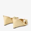 Livi Wedge 85 Goudkleurig metallic nappaleer muiltjes met sleehak en strik Livi Wedge 85 Goudkleurig metallic nappaleer muiltjes met sleehak en strik