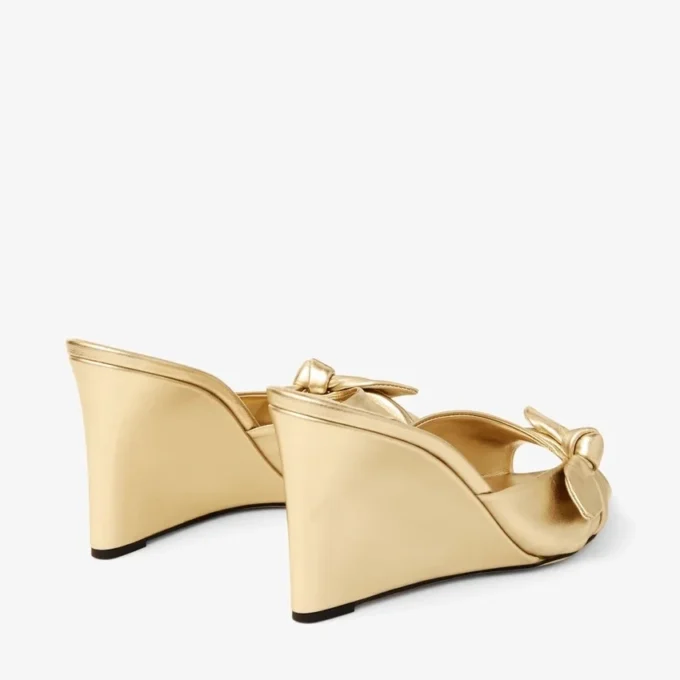 Livi Wedge 85 Goudkleurig metallic nappaleer muiltjes met sleehak en strik Livi Wedge 85 Goudkleurig metallic nappaleer muiltjes met sleehak en strik