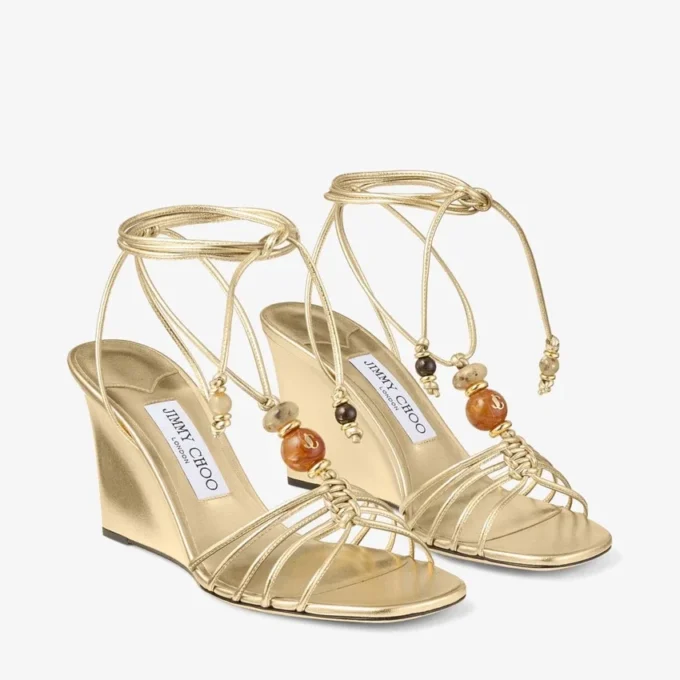 Lova Wedge 85 Goudkleurige metallic nappaleren sleehakken met kralen Lova Wedge 85 Goudkleurige metallic nappaleren sleehakken met kralen