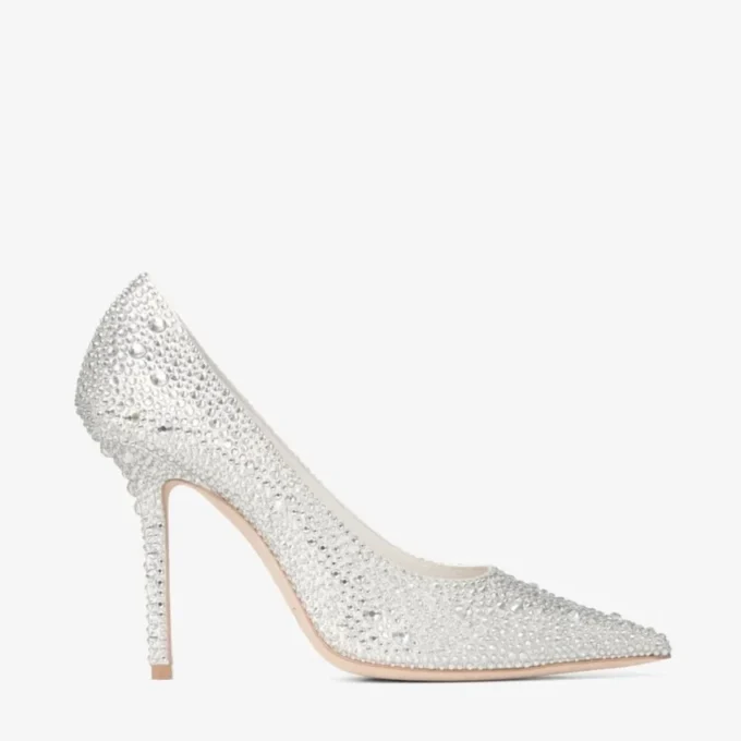 Love 100 ivoorkleurige satijnen pumps met kristallen versiering Love 100 ivoorkleurige satijnen pumps met kristallen versiering