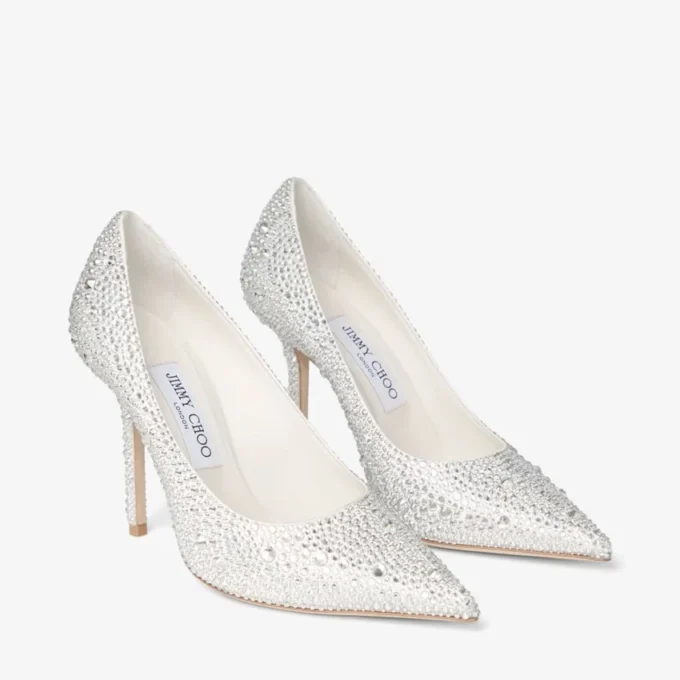 Love 100 ivoorkleurige satijnen pumps met kristallen versiering Love 100 ivoorkleurige satijnen pumps met kristallen versiering