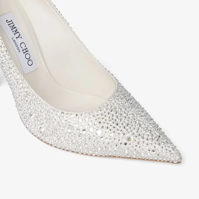 Love 100 ivoorkleurige satijnen pumps met kristallen versiering Love 100 ivoorkleurige satijnen pumps met kristallen versiering