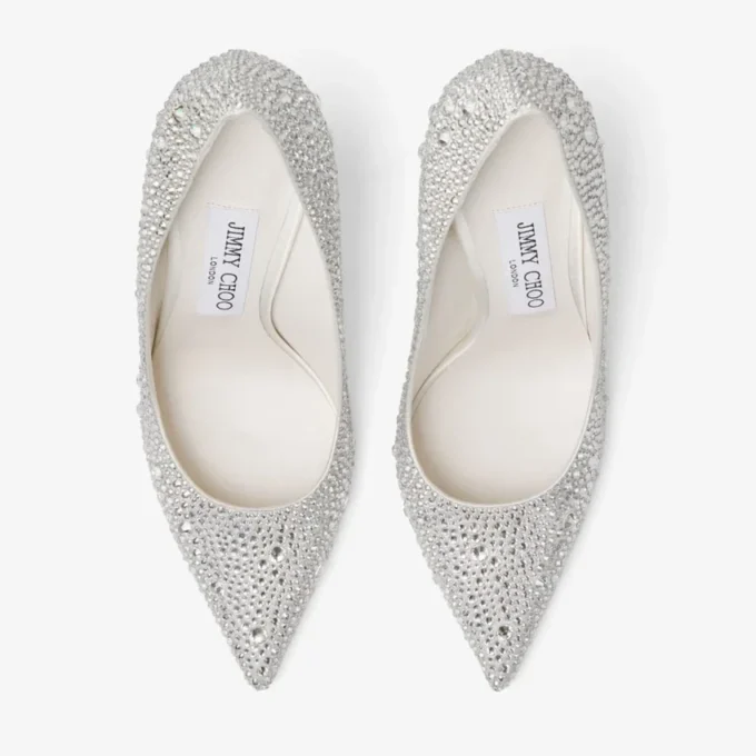 Love 100 ivoorkleurige satijnen pumps met kristallen versiering Love 100 ivoorkleurige satijnen pumps met kristallen versiering