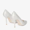Love 100 ivoorkleurige satijnen pumps met kristallen versiering Love 100 ivoorkleurige satijnen pumps met kristallen versiering