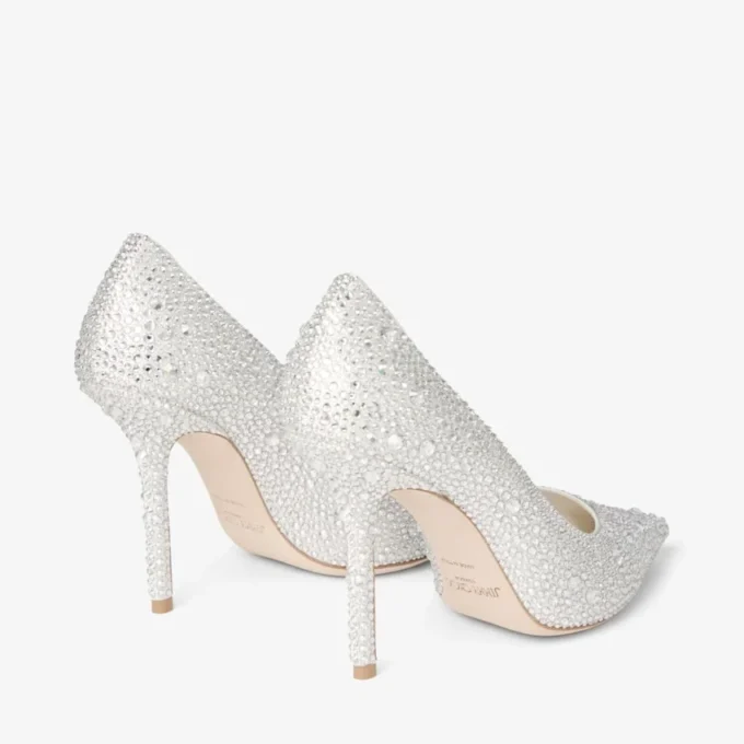 Love 100 ivoorkleurige satijnen pumps met kristallen versiering Love 100 ivoorkleurige satijnen pumps met kristallen versiering