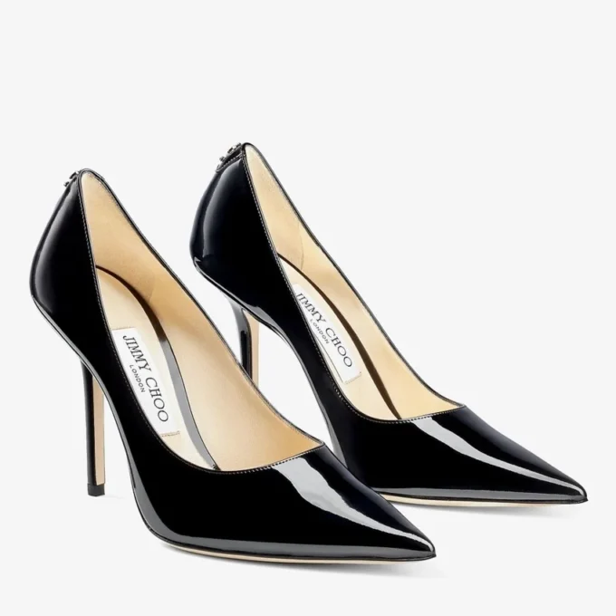 Love 100 zwarte lakleren pumps met spitse neus en Jc-embleem Love 100 zwarte lakleren pumps met spitse neus en Jc-embleem
