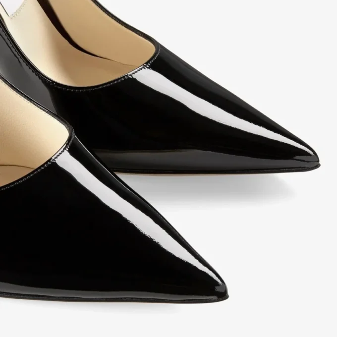 Love 100 zwarte lakleren pumps met spitse neus en Jc-embleem Love 100 zwarte lakleren pumps met spitse neus en Jc-embleem