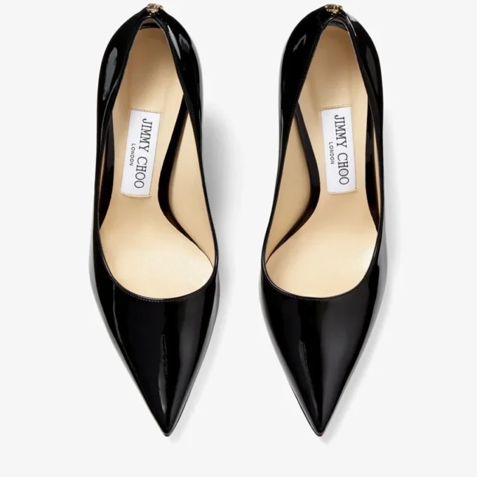 Love 100 zwarte lakleren pumps met spitse neus en Jc-embleem Love 100 zwarte lakleren pumps met spitse neus en Jc-embleem