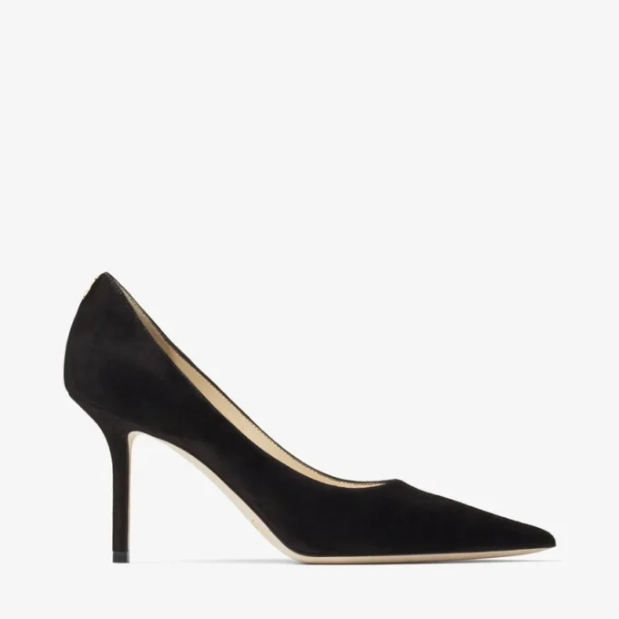 Love 85 zwarte suède pumps met puntige neus en JC-embleem Love 85 zwarte suède pumps met puntige neus en JC-embleem