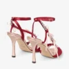 Lula 100 Macaron en Ruby Red satijnen sandalen met strikken
