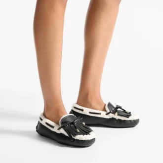 Manon F zwarte loafers van getrommeld leer met schapenvacht