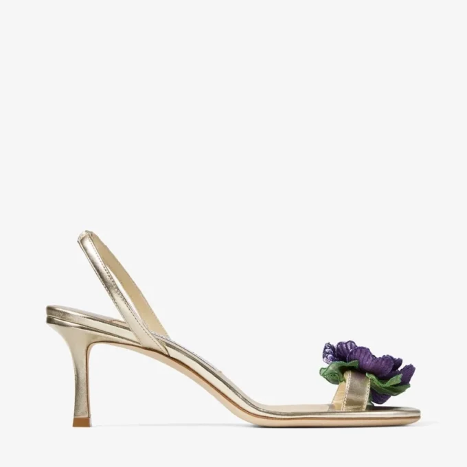 Metalen nappaleren sandaal met bloemencorsage Metalen nappaleren sandaal met bloemencorsage
