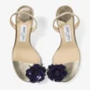 Metalen nappaleren sandaal met bloemencorsage Metalen nappaleren sandaal met bloemencorsage