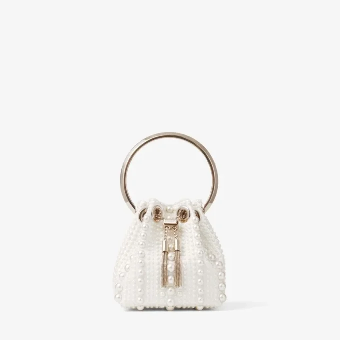 Micro Bon Bon ivoorkleurige satijnen minitas met parels over het hele oppervlak Micro Bon Bon ivoorkleurige satijnen minitas met parels over het hele oppervlak
