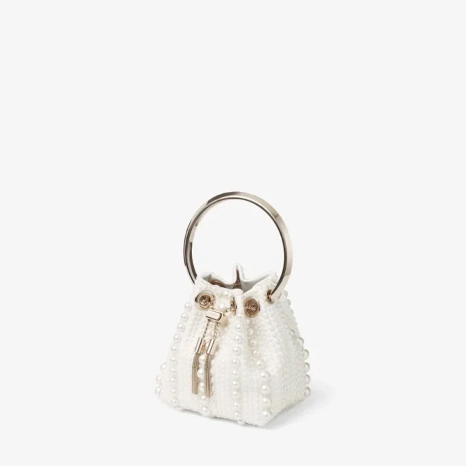 Micro Bon Bon ivoorkleurige satijnen minitas met parels over het hele oppervlak Micro Bon Bon ivoorkleurige satijnen minitas met parels over het hele oppervlak