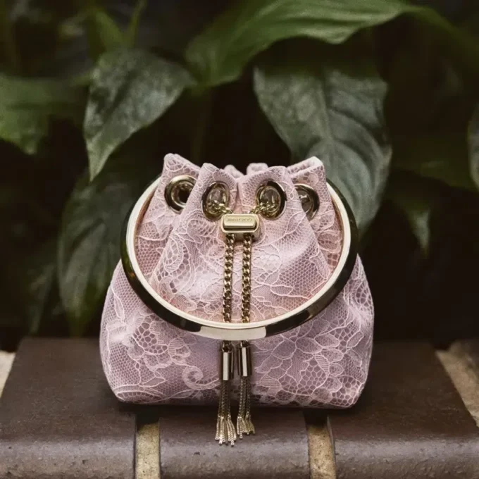 Micro Bon Bon Rose satijnen en jimmy choo-kant mini-bucketbag