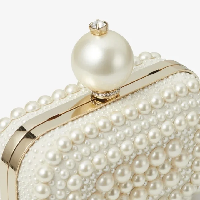 Micro Cloud witte suède clutch met parelversiering over het hele oppervlak Micro Cloud witte suède clutch met parelversiering over het hele oppervlak