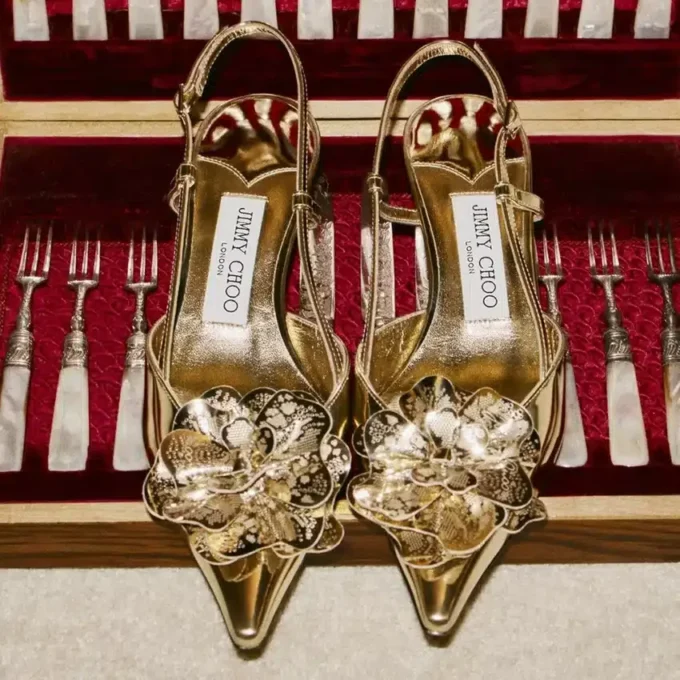Mimmi Slingback 50 Gouden slingbacks van Liquid Metal-leer met geperforeerd jimmy choo-corsage Mimmi Slingback 50 Gouden slingbacks van Liquid Metal-leer met geperforeerd jimmy choo-corsage