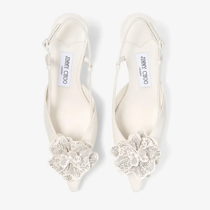 Mimmi Slingback 50 Latte Glanzende nappalederen slingbacks met kanten corsage Mimmi Slingback 50 Latte Glanzende nappalederen slingbacks met kanten corsage