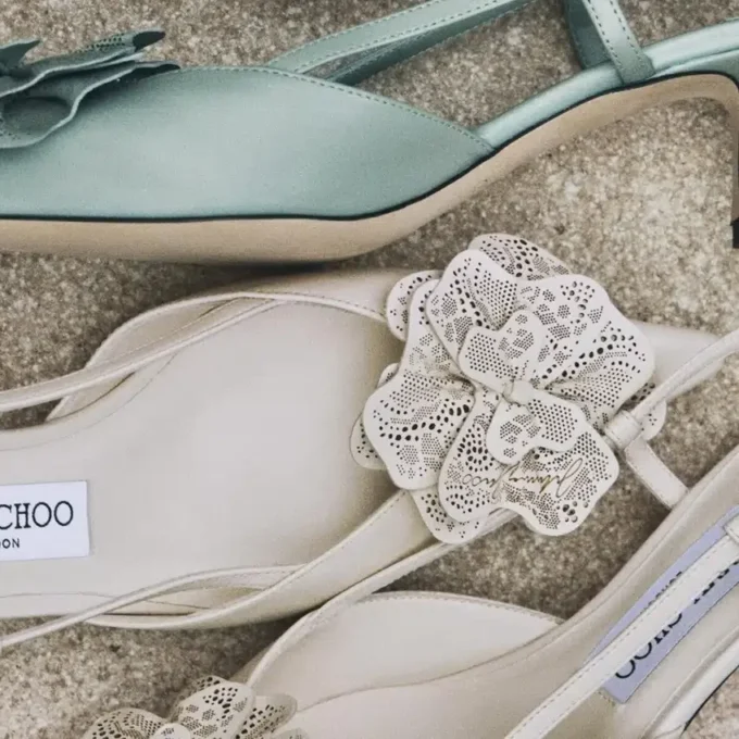 Mimmi Slingback 50 Latte Glanzende nappalederen slingbacks met kanten corsage Mimmi Slingback 50 Latte Glanzende nappalederen slingbacks met kanten corsage