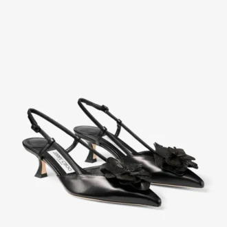 Mimmi Slingback 50 Zwarte slingbacks van glanzend nappaleer met corsage van nappakant