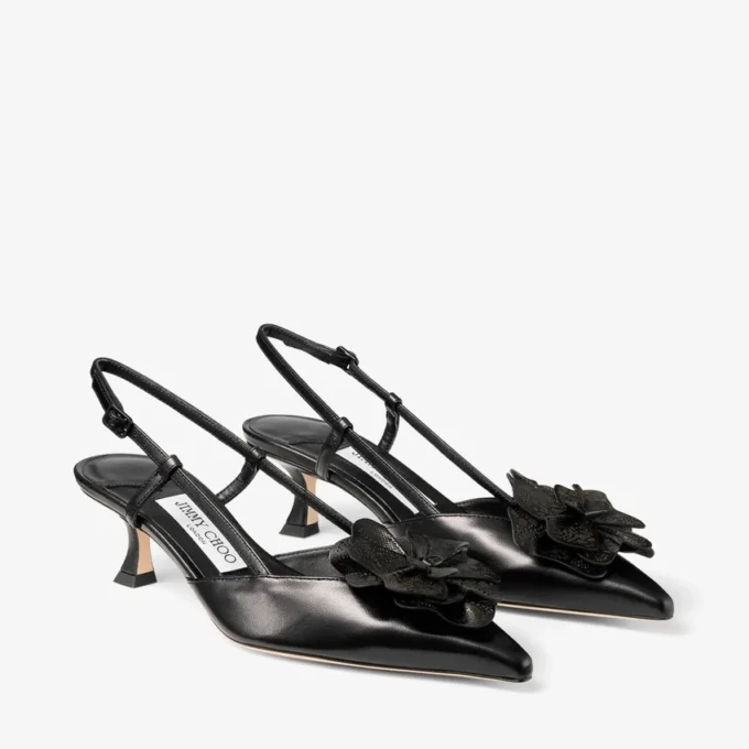 Mimmi Slingback 50 Zwarte slingbacks van glanzend nappaleer met corsage van nappakant Mimmi Slingback 50 Zwarte slingbacks van glanzend nappaleer met corsage van nappakant