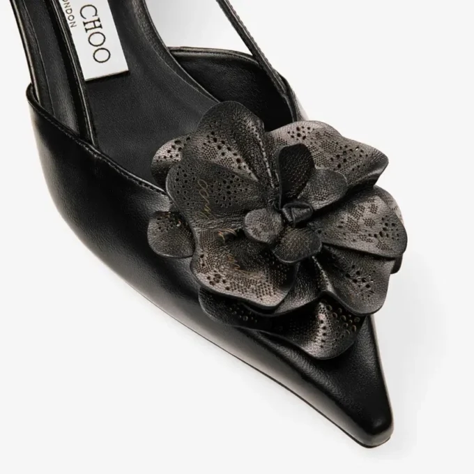 Mimmi Slingback 50 Zwarte slingbacks van glanzend nappaleer met corsage van nappakant Mimmi Slingback 50 Zwarte slingbacks van glanzend nappaleer met corsage van nappakant
