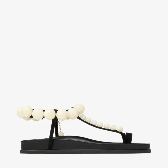 Miro platte zwarte suède sandalen met parelmoeren bolletjes