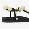 Miro platte zwarte suède sandalen met parelmoeren bolletjes