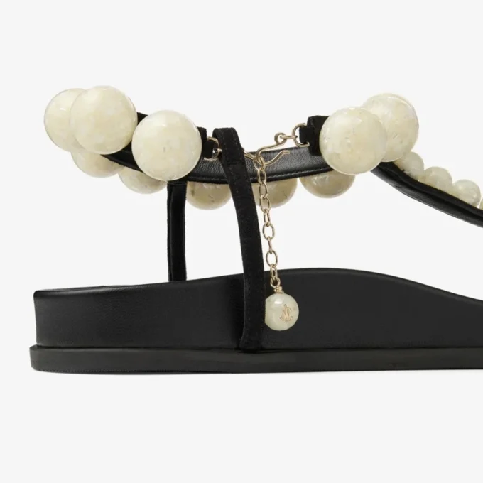 Miro platte zwarte suède sandalen met parelmoeren bolletjes