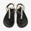 Miro platte zwarte suède sandalen met parelmoeren bolletjes