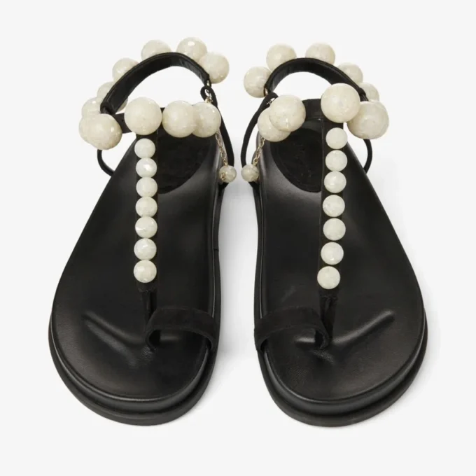 Miro platte zwarte suède sandalen met parelmoeren bolletjes